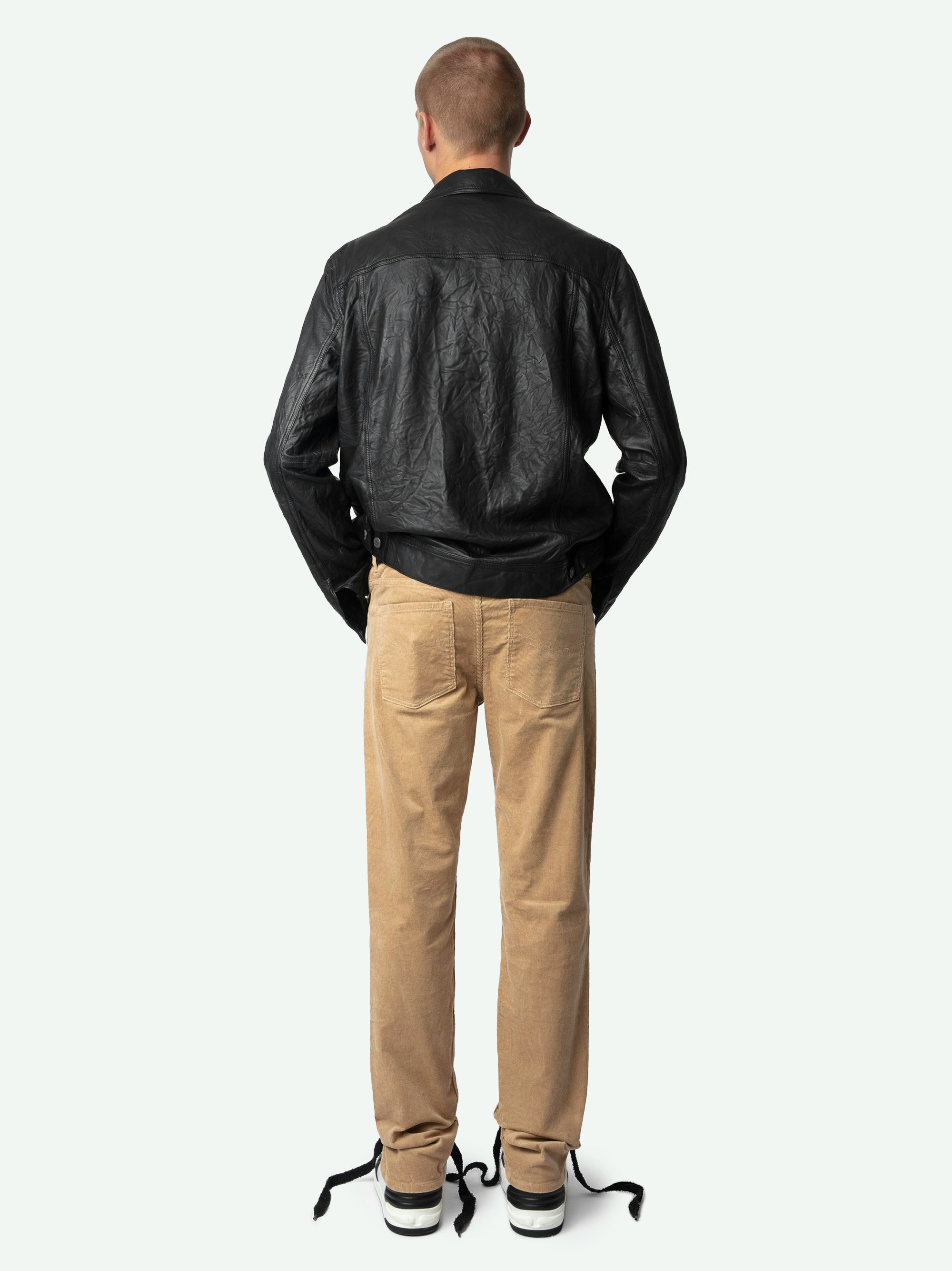 Hose Steeve Cord - Eng anliegende Hose aus cordähnlichem, abgenutztem hellbraunem Velours.